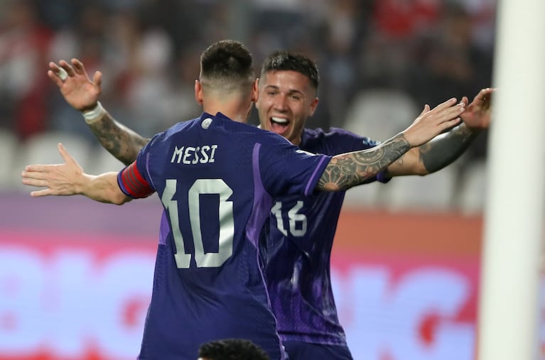 Lionel Messi y Enzo Fernández. (EFE)