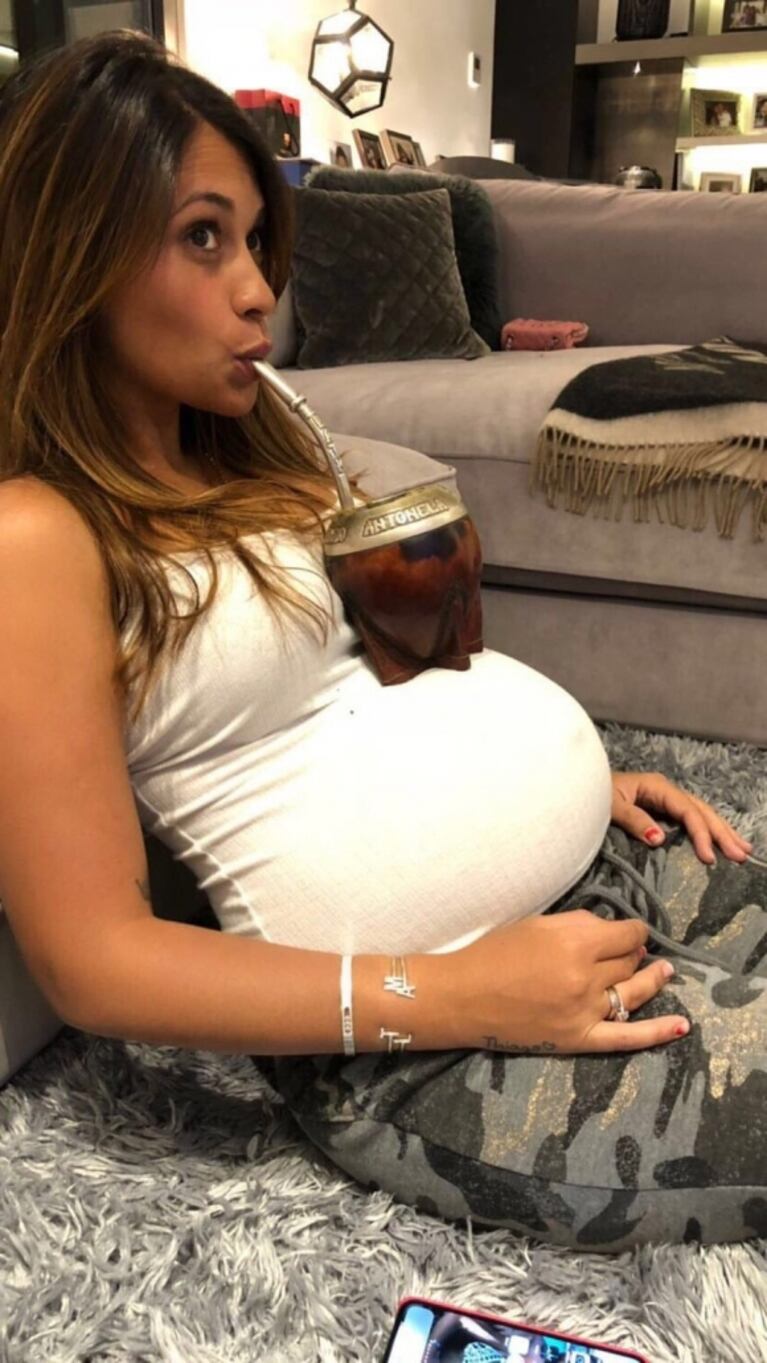 Lionel Messi y la divertida foto de Antonela Roccuzzo tomando mate, embarazada de 7 meses