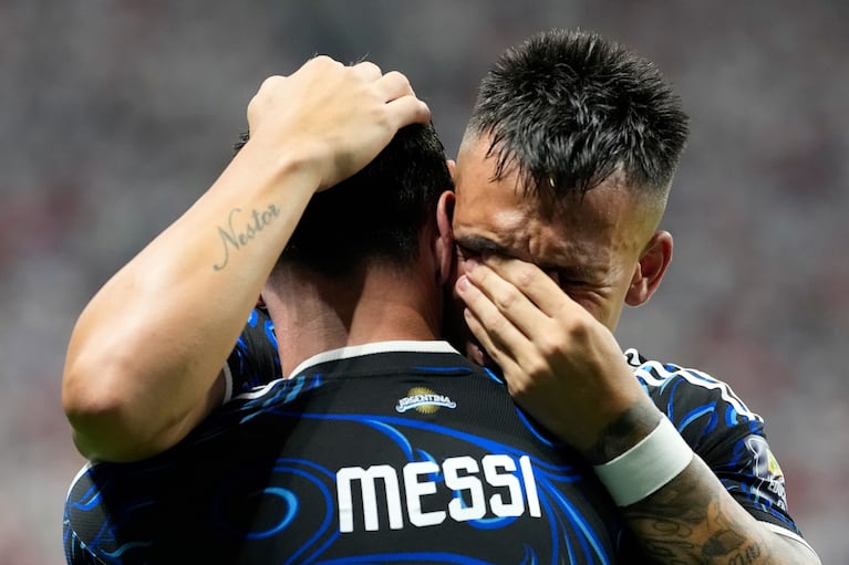 Lionel Messi y Lautaro Martínez. AP