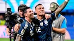 Lionel Messi y Lautaro Martínez festejan la victoria de Argentina por 2-1 ante Inglaterra, y el pase a la final contra España. (Foto: AP)