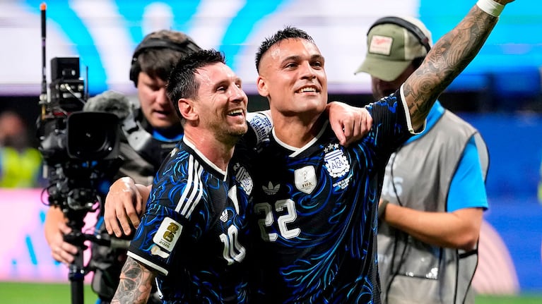 Lionel Messi y Lautaro Martínez festejan la victoria de Argentina por 2-1 ante Inglaterra, y el pase a la final contra España. (Foto: AP)