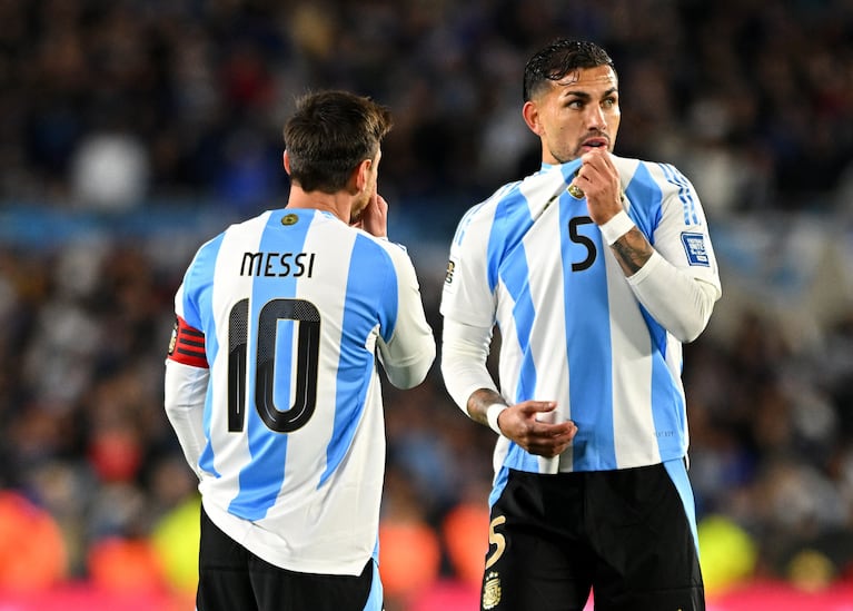 Lionel Messi y Leandro Paredes. Foto: REUTERS/Rodrigo Valle