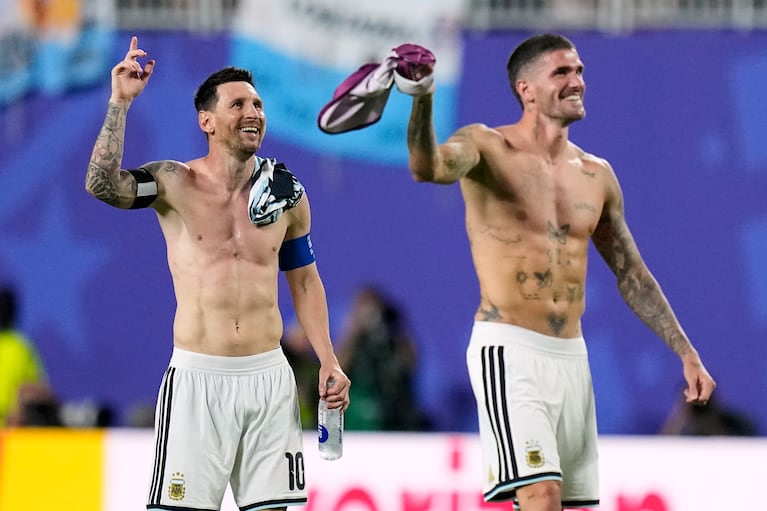 Lionel Messi y Rodrigo De Paul (AP Photo/Ashley Landis)