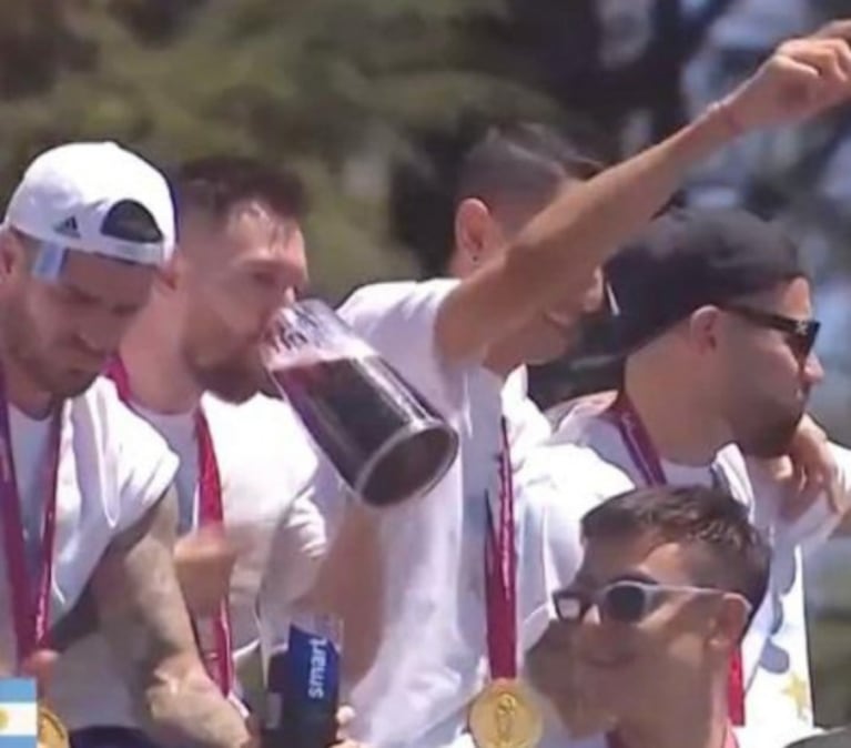 Lionel Messi y Rodrigo De Paul cortaron una botella y prepararon fernet en plena caravana