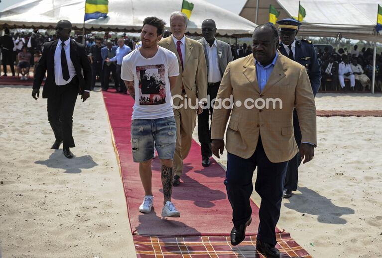 Lionel Messi y su look durante la visita a Gabón (Foto: AFP). 