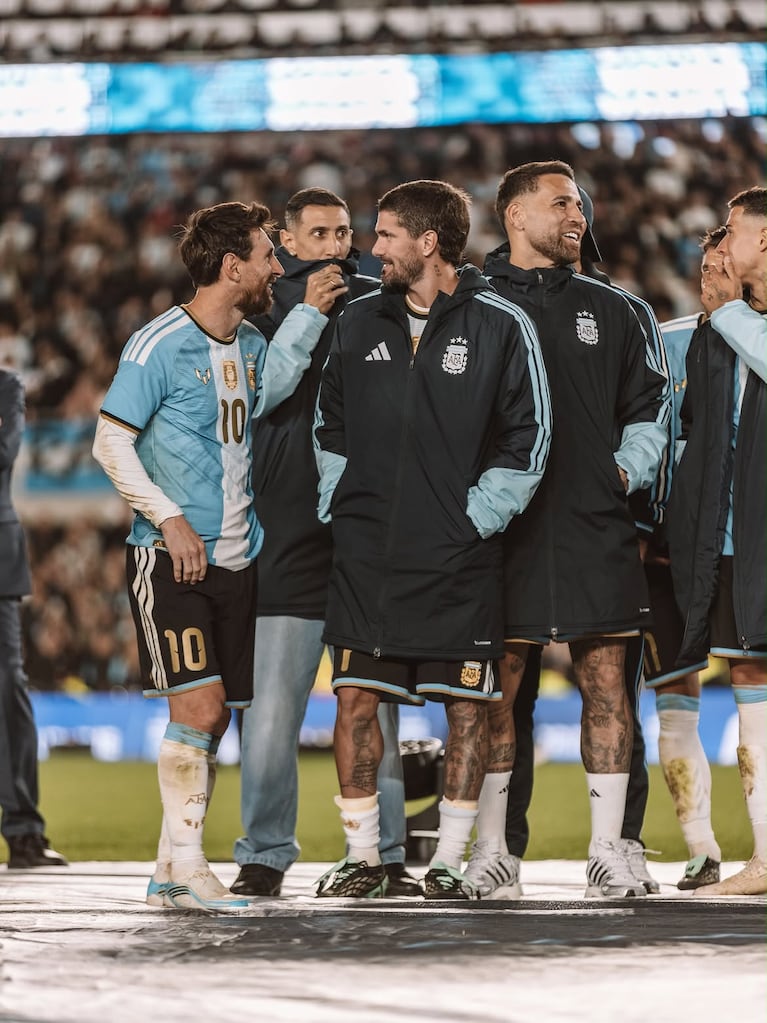 Lionel Messi y sus compañeros en su despedida de la Selección argentina en el Monumental (Foto: Instagram).