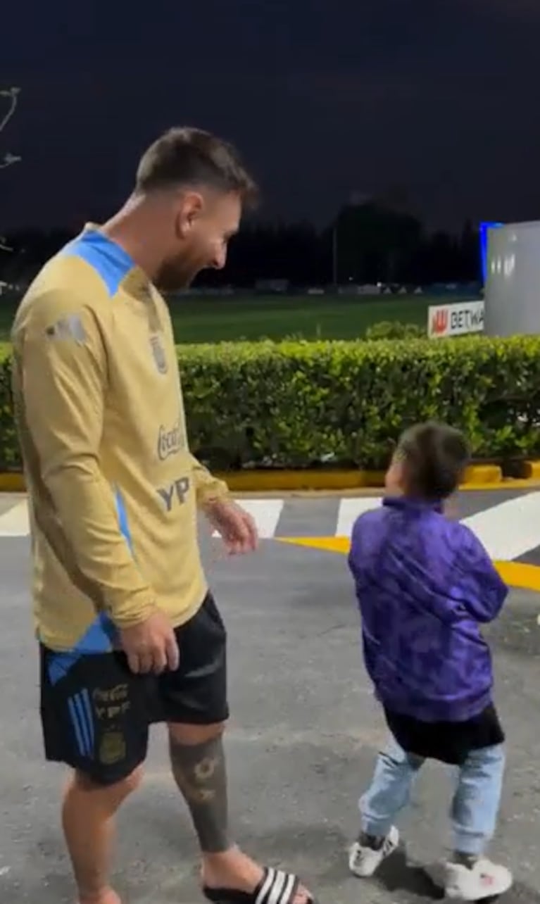 Lionel reaccionó al bailecito de su pequeño fan.