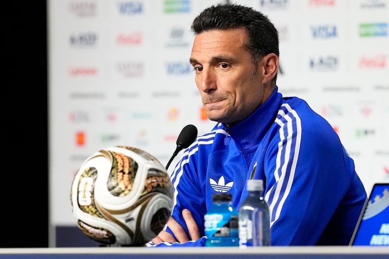 Lionel Scaloni, técnico de Argentina, habla en una conferencia de prensa antes de la final mundialista ante España, el viernes 17 de julio de 2026 (AP Foto/Frank Franklin II)