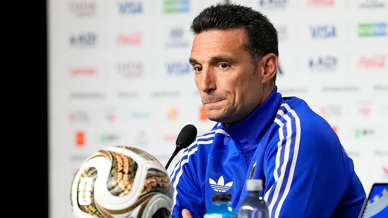 Lionel Scaloni, técnico de Argentina, habla en una conferencia de prensa antes de la final mundialista ante España, el viernes 17 de julio de 2026 (AP Foto/Frank Franklin II)