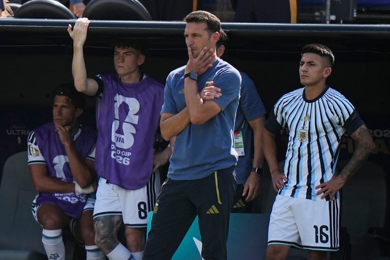 Lionel Scaloni, técnico de Argentina, observa la final ante España el domingo 19 de julio de 2026 en East Rutherford, Nueva Jersey (AP Foto/Frank Franklin II)