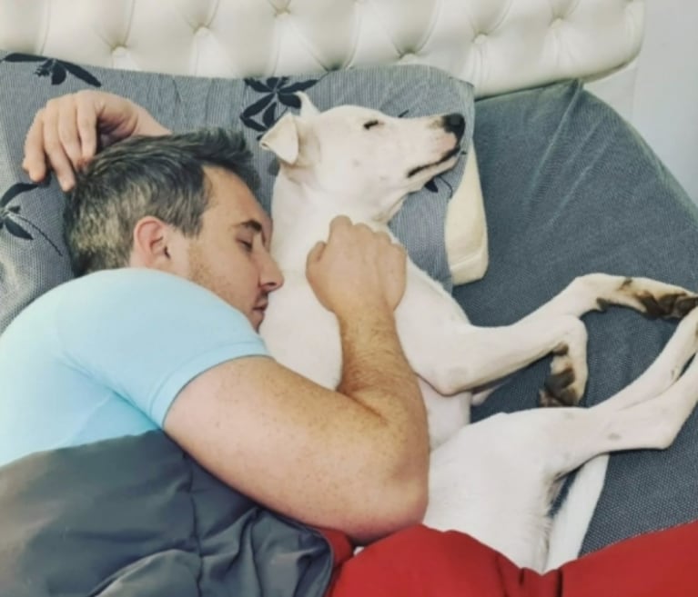 Lizy Tagliani compartió una tierna foto de su novio durmiendo con su mascota en la cama: "Gracias por amar a mis bebés"