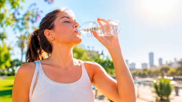 Llegan los primeros días de calor: los cuidados clave para protegerse en primavera (foto IA)