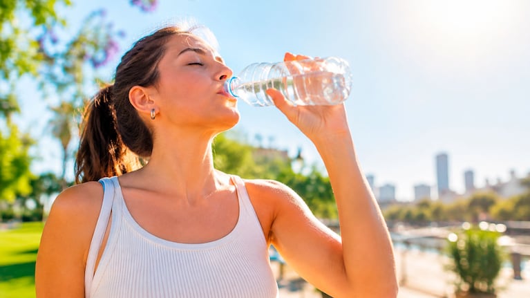 Llegan los primeros días de calor: los cuidados clave para protegerse en primavera (foto IA)