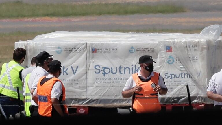 Llegaron más de 517 mil dosis de vacunas Sputnik V en vuelo de Aerolíneas Argentinas y 96 mil chinas