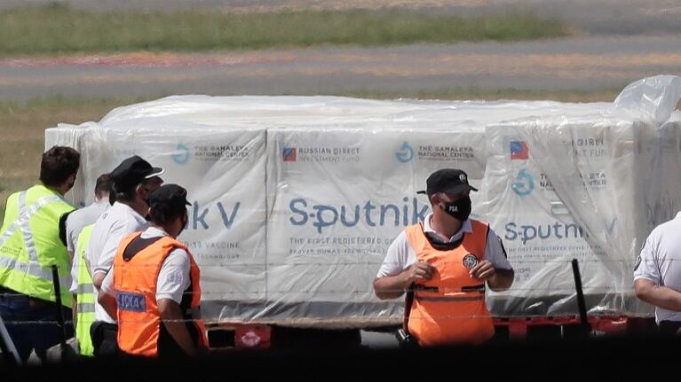 Llegaron más de 517 mil dosis de vacunas Sputnik V en vuelo de Aerolíneas Argentinas y 96 mil chinas