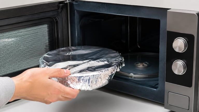 Lo aseguran expertos: usar papel aluminio en estas 7 formas no sólo es un error, sino también un riesgo. Foto: IA