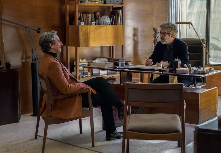 Lo Dejamos Acá. (L to R) Diego Peretti as Martín Bouchard, Ricardo Darín as Bruno Verón in Lo Dejamos Acá. Cr. Alan Roskyn / Netflix © 2026