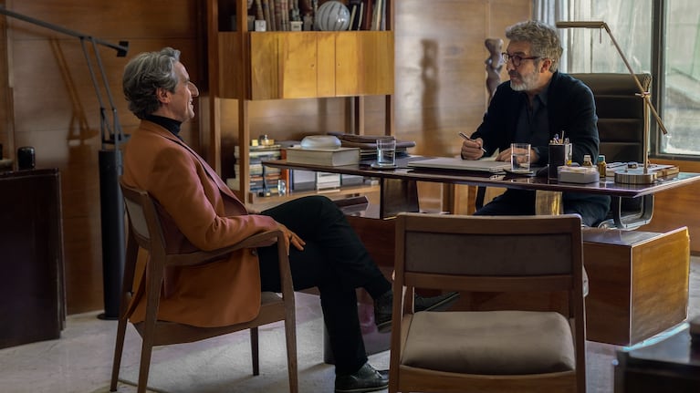 Lo Dejamos Acá. (L to R) Diego Peretti as Martín Bouchard, Ricardo Darín as Bruno Verón in Lo Dejamos Acá. Cr. Alan Roskyn / Netflix © 2026