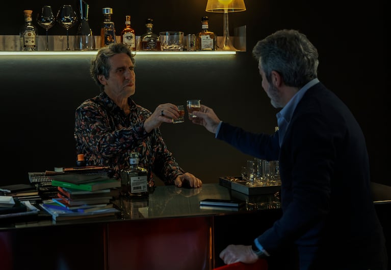 Lo Dejamos Acá. (L to R) Diego Peretti as Martín Bouchard, Ricardo Sarín as Bruno Verón in Lo Dejamos Acá. Cr. Consuelo Oppizzi / Netflix © 2026