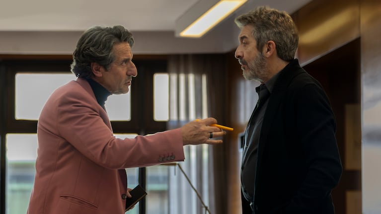 Lo Dejamos Acá. (L to R) Diego Peretti, Ricardo Darín in Lo Dejamos Acá. Cr. Alan Roskyn / Netflix ©2026