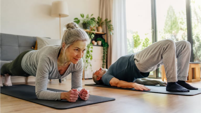 Lo dice Harvard: estos son los dos mejores ejercicios para fortalecer abdominales, glúteos y espalda. Foto: IA