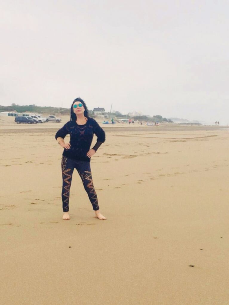 ¡Lo hizo de nuevo! El topless hot de Moria Casán en Mar del Plata
