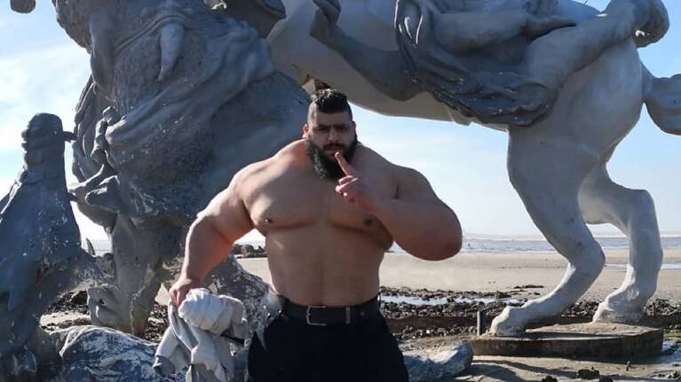 Lo llaman el “Hulk iraní” y entrena aplastando sartenes