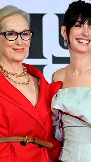 Lo looks de Meryl Streep y Anne Hathaway en el tour mundial de prensa de El Diablo Viste a la Moda 2 (Fotos: AFP y @lft_magazine).