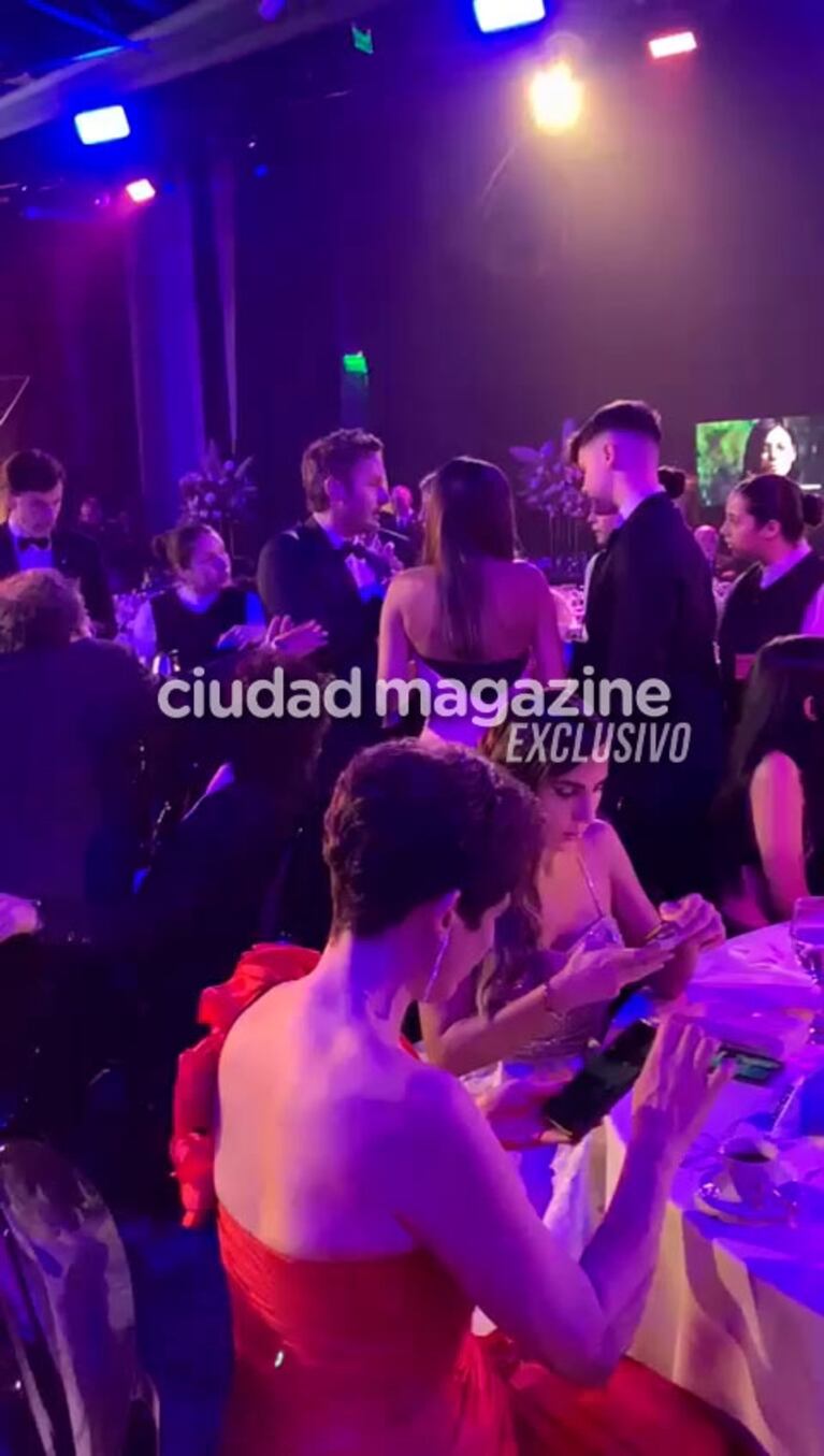 Lo que no se vio de los Martín Fierro: momento íntimo de Pampita y Vicuña, la reacción de Yanina Latorre y más