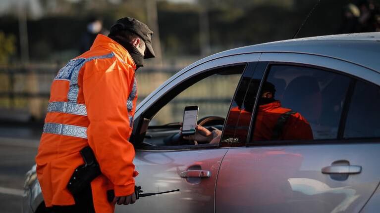 Locura en la calle: detienen a un hombre que agredió a un agente de tránsito en un control vehicular