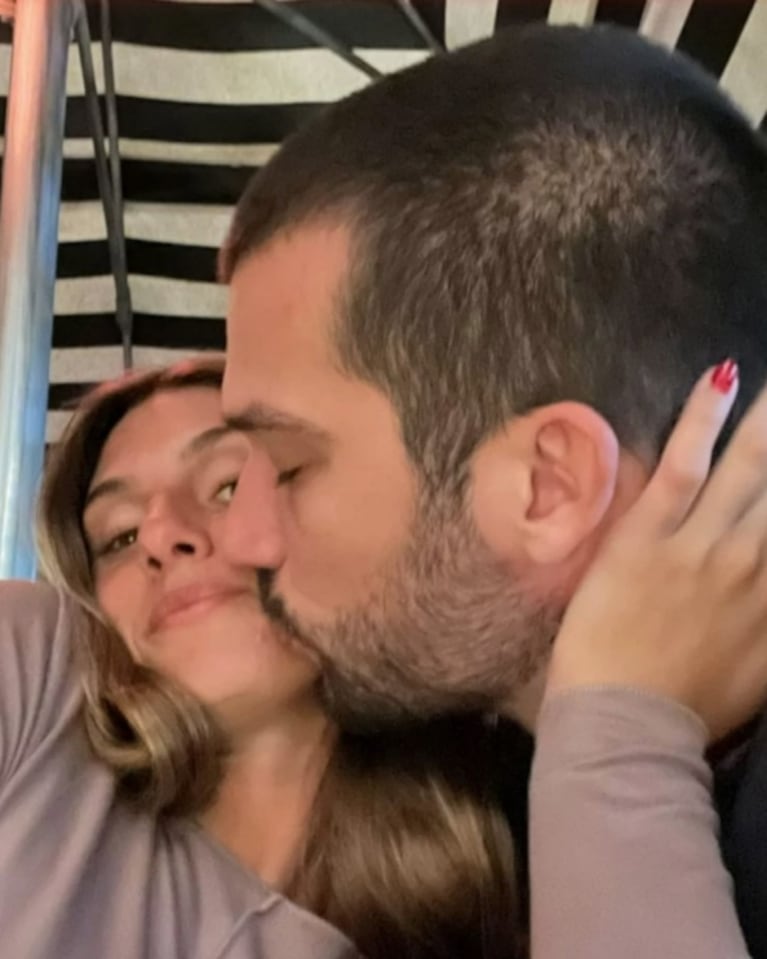 Lola Latorre publicó románticas fotos con su nuevo novio, Felipe Ossana: besos y relax en una mega piscina