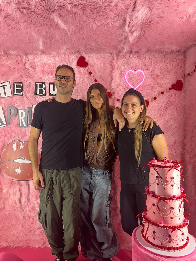 Lola Latorre y Felipe Ossana con Agustina