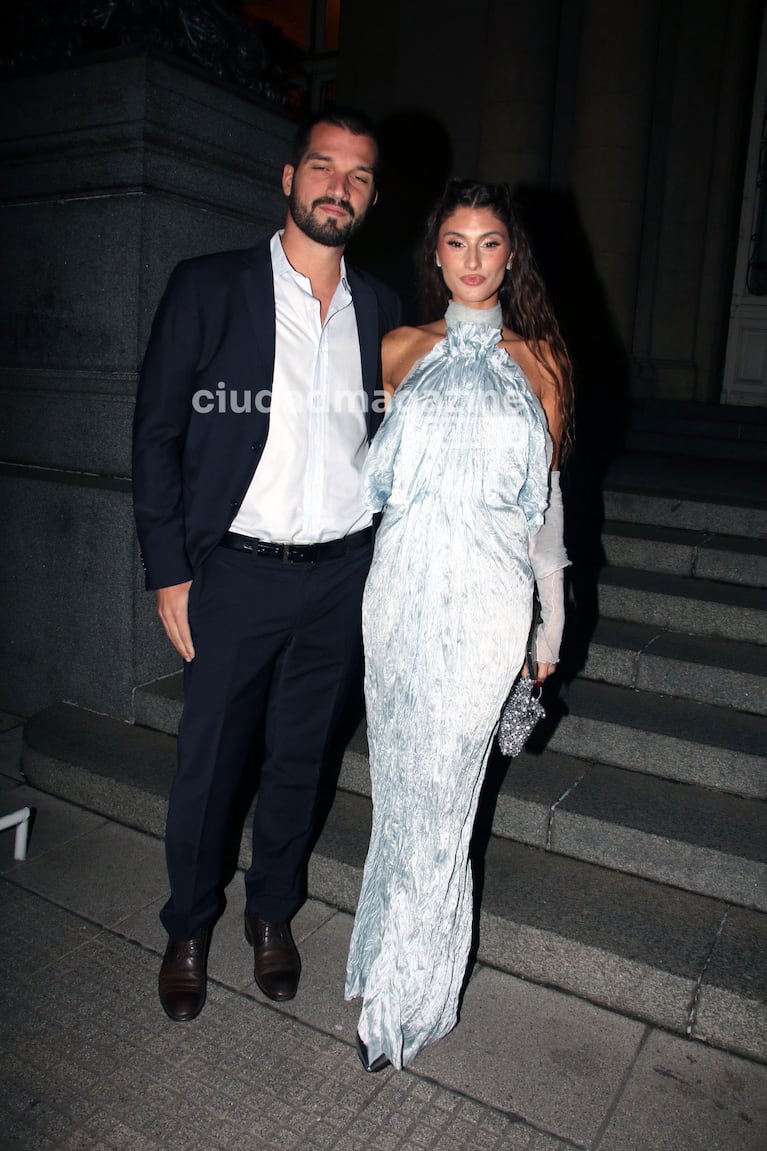 Lola Latorre y su novio en la falsa boda de Nicolás Occhiato y Flor Jazmín Peña (Fotos: Movilpress).