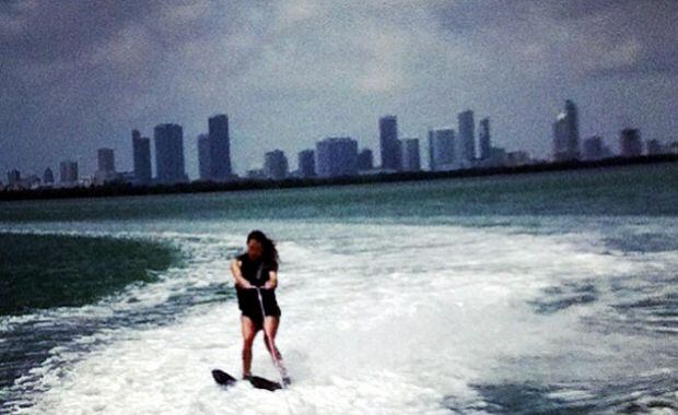 Lola Ponce haciendo ski acuático. (Foto: Instagram aarondiaz)