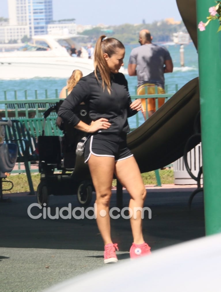 Lola Ponce, look sexy y deportivo para llevar a sus hijos a la plaza