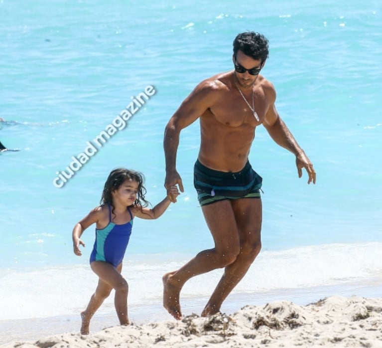 Lola Ponce lució su lomazo en malla enteriza ultra cavada, de vacaciones con su familia en Miami