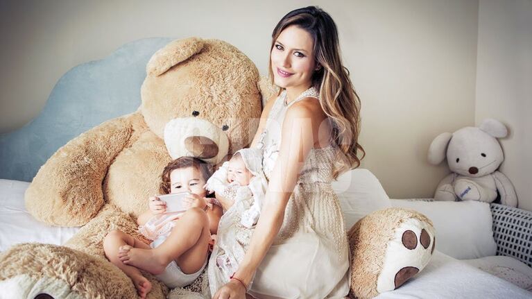Lola Ponce presentó a Regina. (Foto: revista Caras)