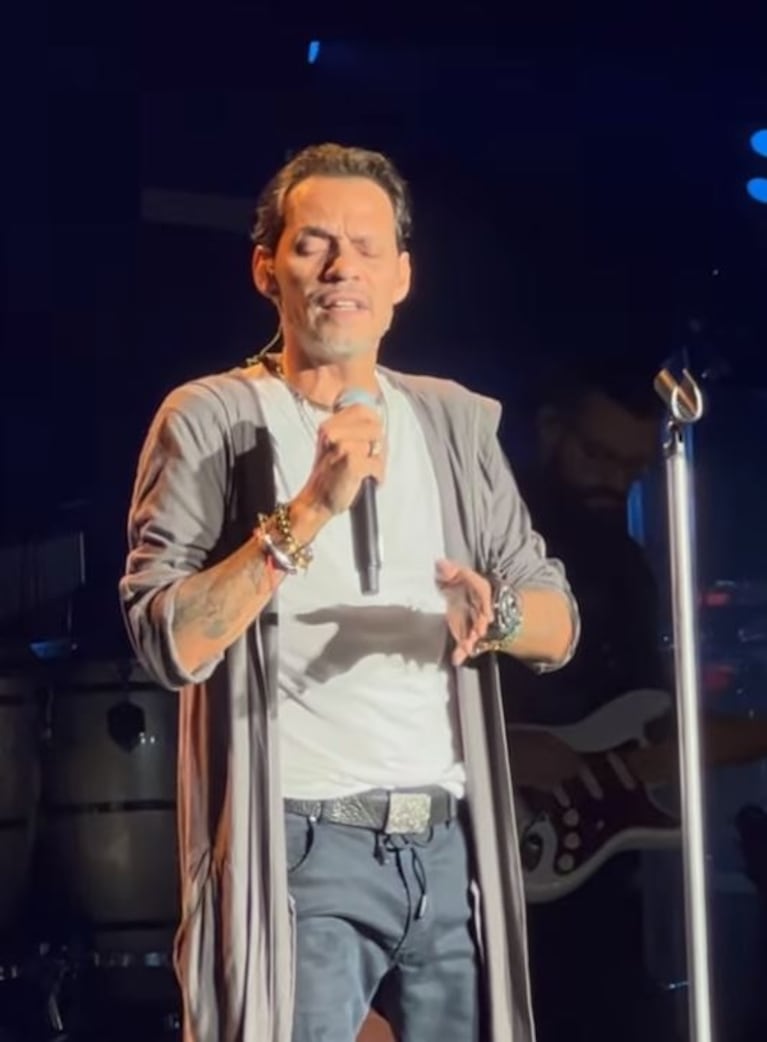 Loly Antoniale compartió fotos de sus vacaciones mientras crece el rumor de que sale con el representante de Marc Anthony