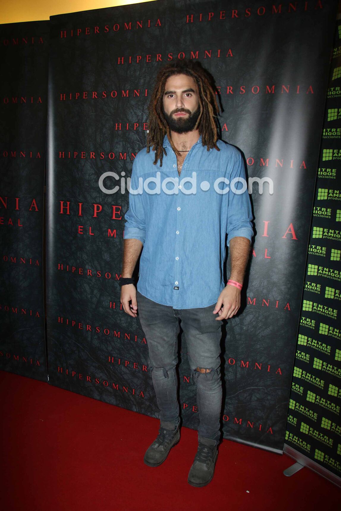 Looks y famosos cool en la alfombra roja de la premiere de Hipersomnia. (Foto: Movilpress)