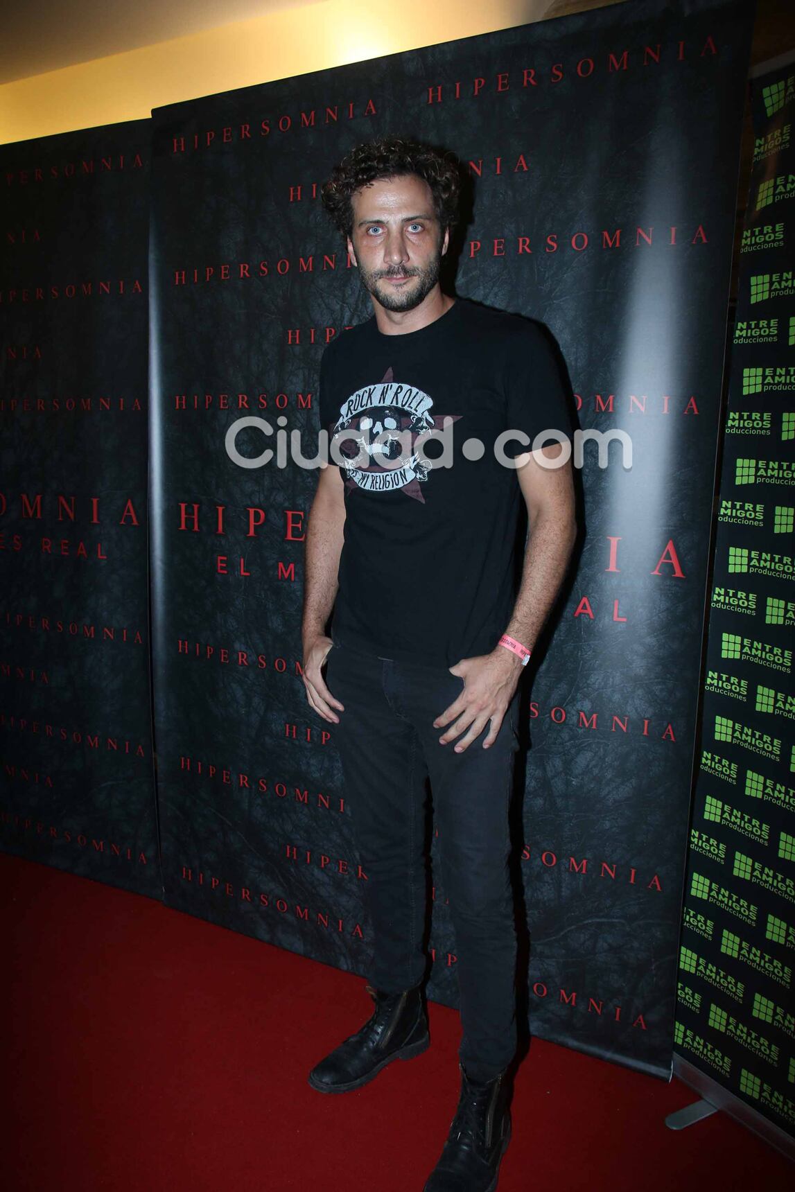 Looks y famosos cool en la alfombra roja de la premiere de Hipersomnia. (Foto: Movilpress)