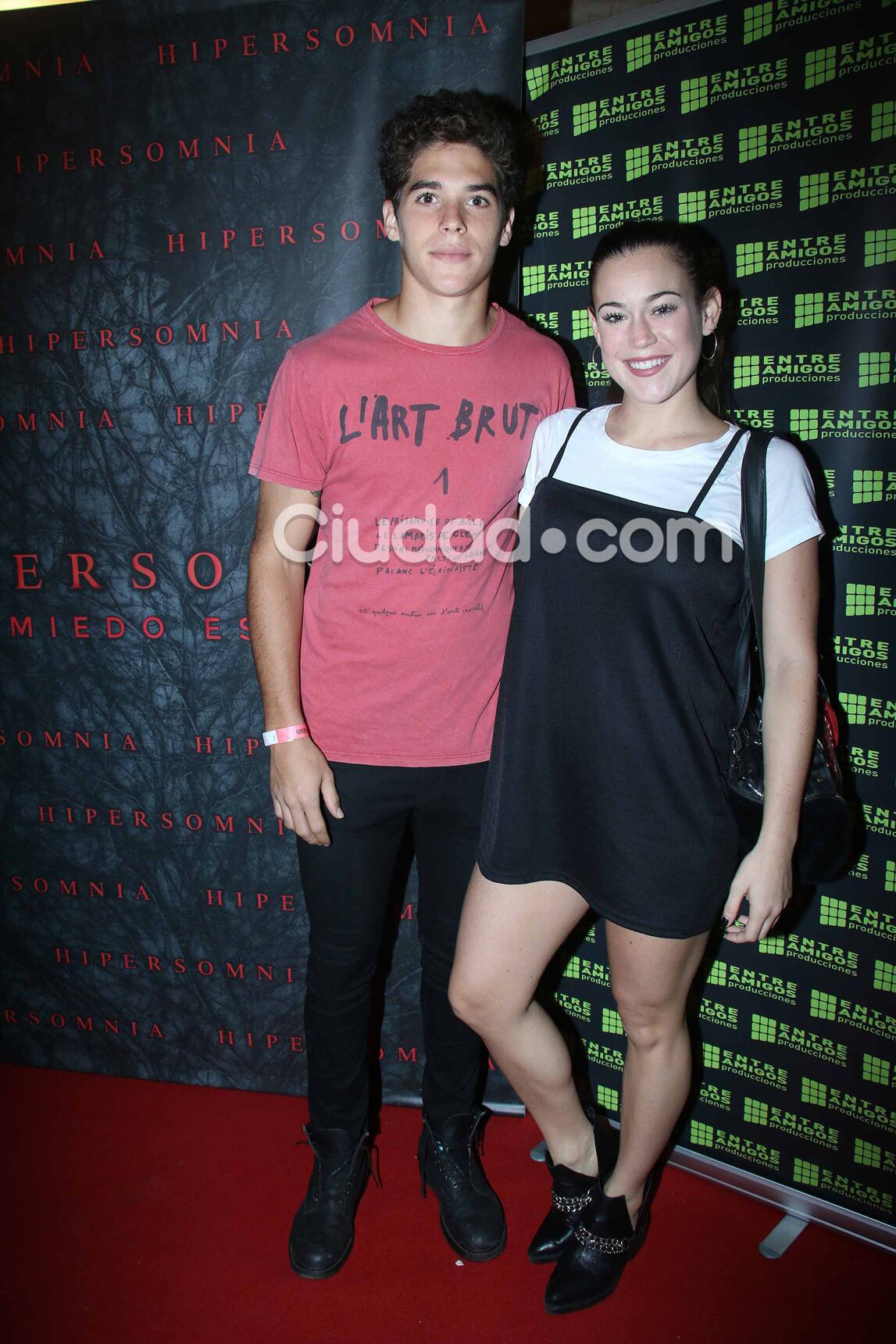 Looks y famosos cool en la alfombra roja de la premiere de Hipersomnia. (Foto: Movilpress)