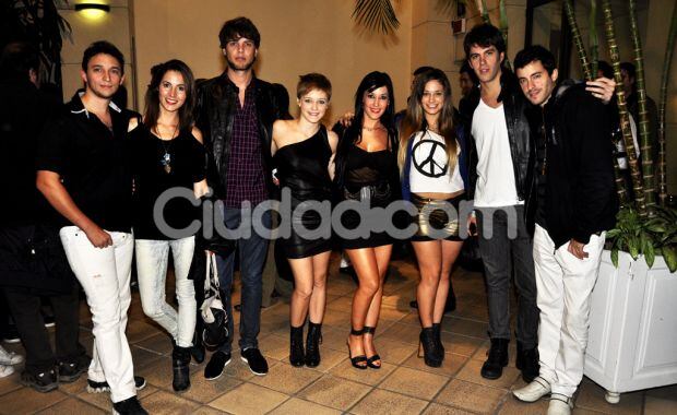 Loreley y su pareja, Jonathan, Luz, Jésica, Victoria, Juan Pablo y Martín Anchorena. Gran Hermano a full. (Foto: Jennifer Rubio)