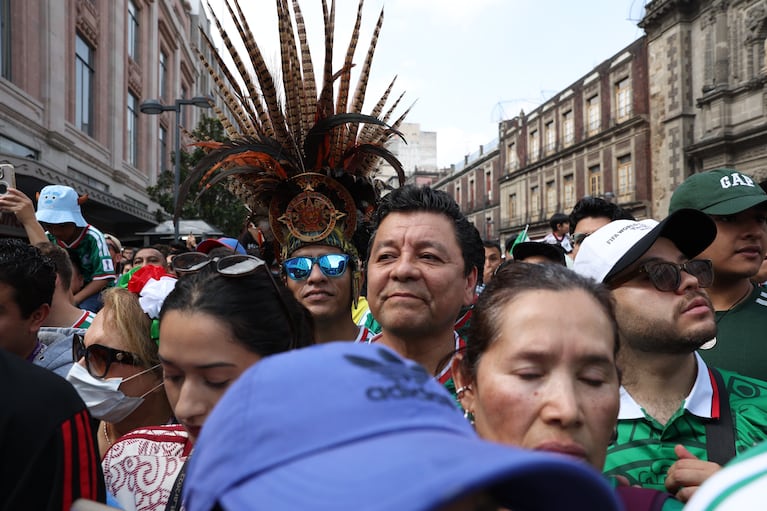 Los aficionados acceden a la Fan Zone de la FIFA el día antes del partido de fútbol del Grupo A de la Copa Mundial entre México y Sudáfrica en la Ciudad de México, el jueves 11 de junio de 2026. (Foto AP/Sydney Shankman)