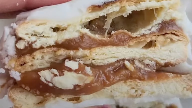 Los alfajores santesinos, un clásico con relleno de dulce de leche y glaseado blanco. Foto: Cucinare TV