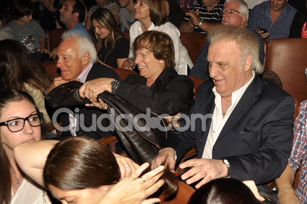 Los amigos de Cacho en la platea. (Foto: Jennifer Rubio-Ciudad.com)