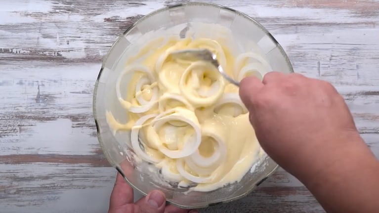 Los aros de cebolla se deben sumergir en una mezcla de huevo y polvo para hornear. Foto: Cucinare TV