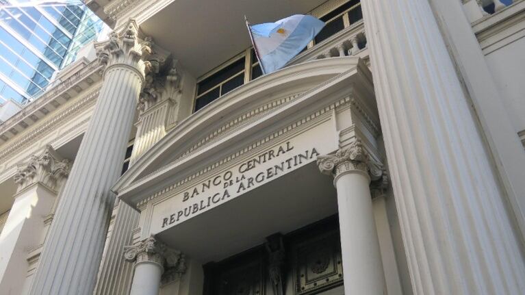 Los bancos volverán a abrir para todo el público, pero con restricciones. Foto: EFE.