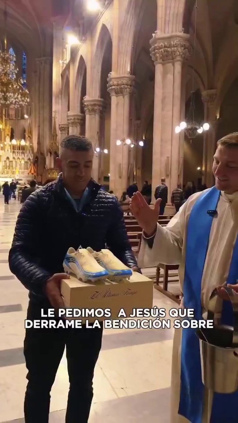 Los botines de Leo Messi fueron bendecidos en la Basílica de Luján (Foto: captura de redes Walter Queijeiro).