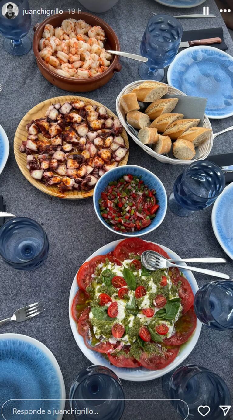 Los chicos comieron camarones, mariscos y una ensalada mediterránea.