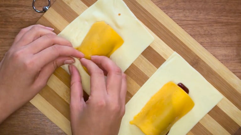 Los chorizos van envueltos en queso cheddar. Foto: Cucinare.TV.